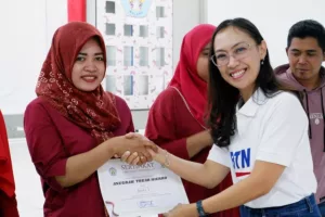 Ketua Rukun Ibu ITN Malang, Ratih Cahya Ratri Pribadi, SP., M.P., secara simbolis menyerahkan tabungan pendidikan kepada anggota rukun ibu untuk putra-putri karyawan