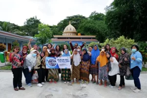 Ketua Rukun Ibu ITN Malang, Ratih Cahya Ratri Pribadi, SP., M.P., bersebelahan dengan Saiful Bahri, pengurus Yayasan Peduli Kasih KNDJH