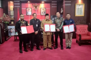 Rektor ITN Malang Awan Uji Krismanto ST., MT., Ph.D (dua dari kanan) bersebelahan dengan Wali Kota Blitar, Drs. H. Santoso, M.Pd,