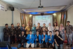 Dekan FTSP ITN Malang, Dr. Debby Budi Susanti, ST., MT., bersebelahan dengan Kaprodi Arsitektur S-1 ITN Malang, Ir. Gaguk Sukowiyono, MT., dan Kades Pongangan Aang Chunaifi