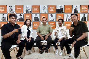 Gaguk Rivaldi owner S.A.D.E Studio (tengah) bersama tim saat di Prodi Arsitektur S-1 ITN Malang