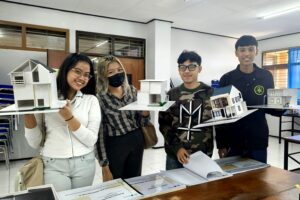 Kelompok mahasiswa semester 3 ITN Malang menunjukkan maket Rumah Profesi Fotografer” pada pameran Nata Karya 4.0, 2025