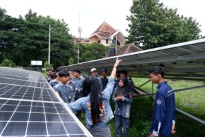 SMK NU Gresik mengunjungi PLTS di Kampus 2 ITN Malang